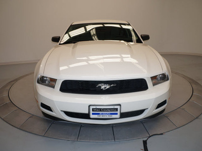 ford mustang 2010 white coupe v6 gasoline 6 cylinders rear wheel drive automatic 76137