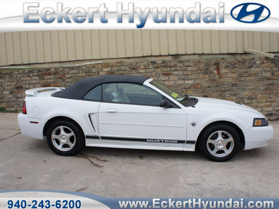 ford mustang 2004 white deluxe 6 cylinders automatic 76210