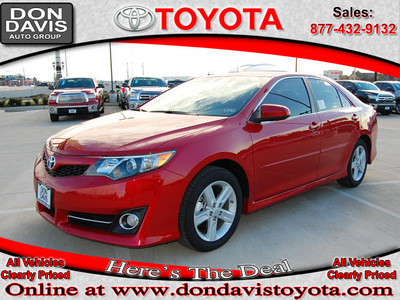 toyota camry 2013 red sedan se gasoline 4 cylinders front wheel drive automatic 76011