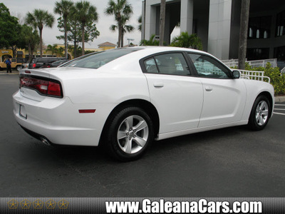 dodge charger 2013 white sedan se gasoline 6 cylinders rear wheel drive automatic 33912