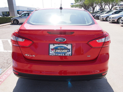 ford focus 2012 red sedan se flex fuel 4 cylinders front wheel drive automatic 75067