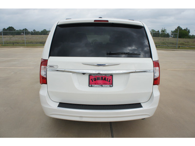 chrysler town and country 2013 white van touring flex fuel 6 cylinders front wheel drive automatic 77375