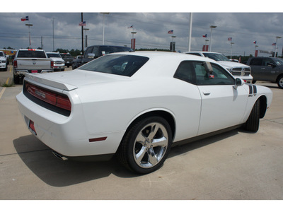 dodge challenger 2013 white coupe r t plus gasoline 8 cylinders rear wheel drive automatic 77375