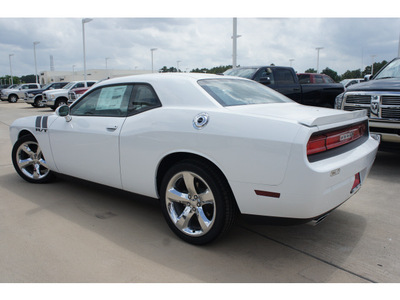 dodge challenger 2013 white coupe r t plus gasoline 8 cylinders rear wheel drive automatic 77375