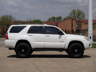 toyota 4runner 2007 white suv sr5 4x4 gasoline 6 cylinders 4 wheel drive automatic 61832