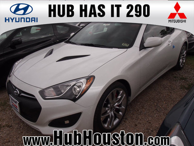 hyundai genesis coupe 2013 white coupe 2 0t r spec gasoline 4 cylinders rear wheel drive 6 speed manual 77065