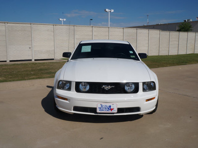 ford mustang 2005 white coupe gt deluxe gasoline 8 cylinders rear wheel drive 5 speed manual 76108