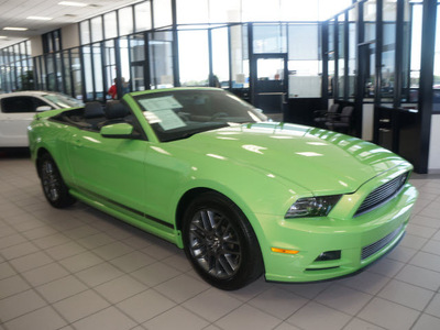 ford mustang 2013 green v6 premium gasoline 6 cylinders rear wheel drive automatic 76108