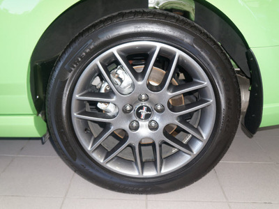 ford mustang 2013 green v6 premium gasoline 6 cylinders rear wheel drive automatic 76108