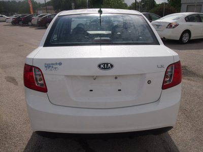 kia rio 2011 white sedan gasoline 4 cylinders front wheel drive automatic with overdrive 77539