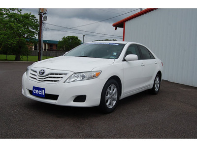 toyota camry 2011 white sedan le gasoline 4 cylinders front wheel drive automatic with overdrive 77632