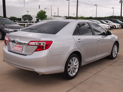 toyota camry 2013 silver sedan xle gasoline 4 cylinders front wheel drive automatic 78232