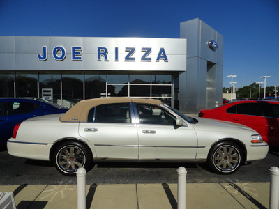 lincoln town car 2005 white sedan signature ltd gasoline 8 cylinders rear wheel drive automatic with overdrive 60546