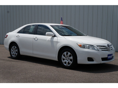 toyota camry 2011 white sedan gasoline 4 cylinders front wheel drive automatic with overdrive 77632