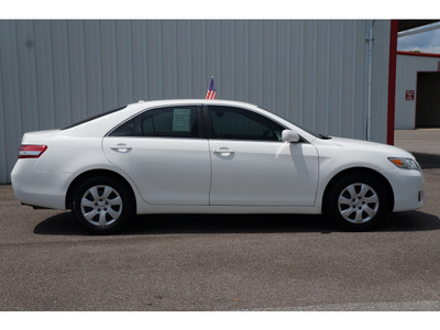 toyota camry 2011 white sedan gasoline 4 cylinders front wheel drive automatic with overdrive 77632