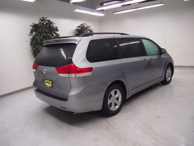 toyota sienna 2013 silver van le gasoline 6 cylinders front wheel drive automatic 91731