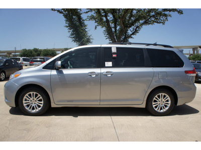 toyota sienna 2013 silver van xle mobility 7 passenger gasoline 6 cylinders front wheel drive automatic 78232