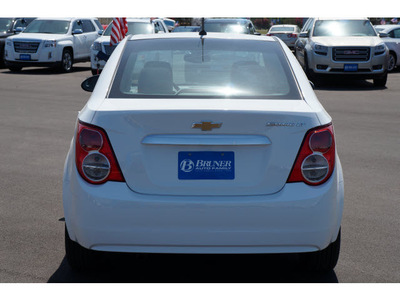 chevrolet sonic 2013 off white sedan lt gasoline 4 cylinders front wheel drive automatic 76801