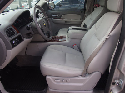 chevrolet suburban 2009 silver suv ltz 1500 gasoline 8 cylinders 2 wheel drive automatic 79110