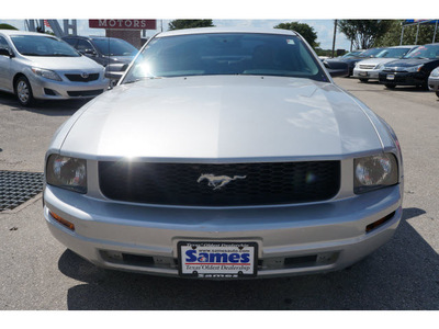ford mustang 2005 silver coupe v6 deluxe gasoline 6 cylinders rear wheel drive automatic 78748