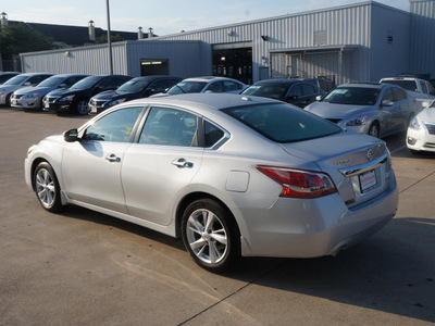 nissan altima 2013 silver sedan 2 5 sv gasoline 4 cylinders front wheel drive automatic 76116