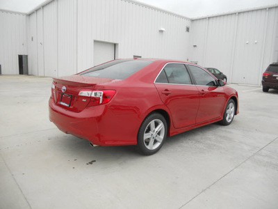 toyota camry 2013 red sedan se gasoline 4 cylinders front wheel drive automatic 75569