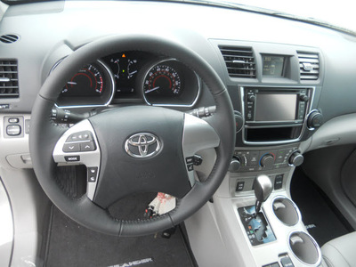 toyota highlander 2013 gray suv se gasoline 6 cylinders front wheel drive automatic 75569