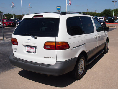 toyota sienna 2000 white van le gasoline 6 cylinders front wheel drive automatic with overdrive 77802