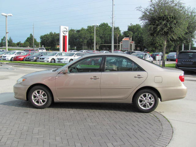 toyota camry 2005 beige sedan le gasoline 6 cylinders front wheel drive automatic 33884