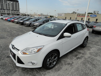 ford focus 2014 white hatchback se flex fuel 4 cylinders front wheel drive automatic with overdrive 60546