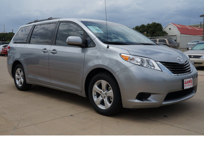toyota sienna 2013 silver van le 8 passenger gasoline 6 cylinders front wheel drive automatic 78232