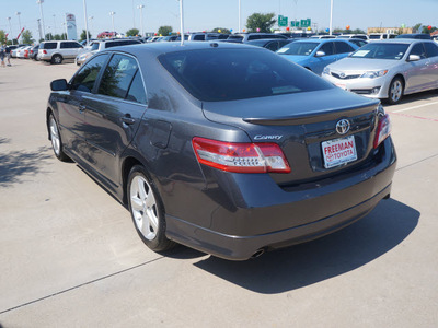 toyota camry 2011 gray sedan se gasoline 4 cylinders front wheel drive automatic 76053