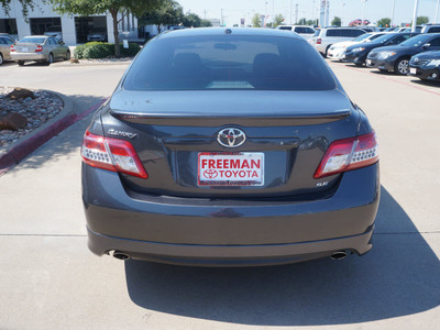 toyota camry 2011 gray sedan se gasoline 4 cylinders front wheel drive automatic 76053