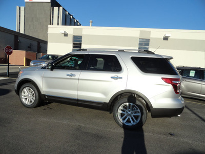 ford explorer 2014 silver suv xlt flex fuel 6 cylinders 2 wheel drive automatic with overdrive 60546