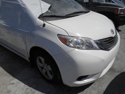 toyota sienna le