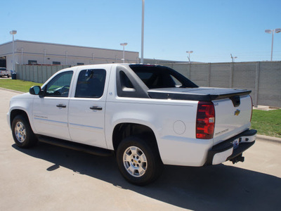 chevrolet avalanche 2009 white suv ls gasoline 8 cylinders 2 wheel drive automatic 76108