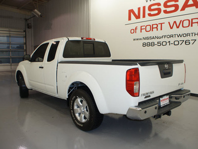 nissan frontier 2013 white sv v6 gasoline 6 cylinders 4 wheel drive automatic with overdrive 76116