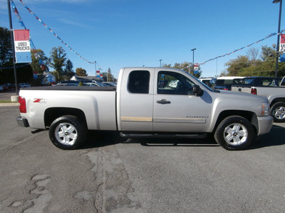 chevrolet silverado 1500 2007 silver gasoline 8 cylinders 4 wheel drive automatic 13502