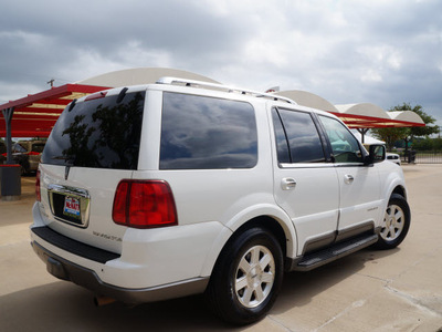 lincoln navigator 2004 white suv luxury gasoline 8 cylinders rear wheel drive 4 speed automatic 76210