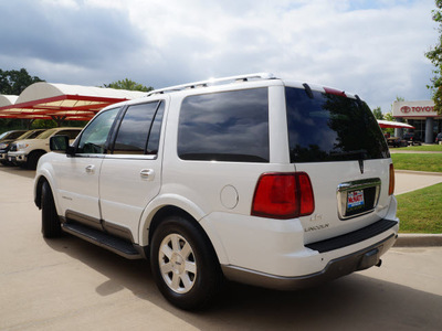 lincoln navigator 2004 white suv luxury gasoline 8 cylinders rear wheel drive 4 speed automatic 76210