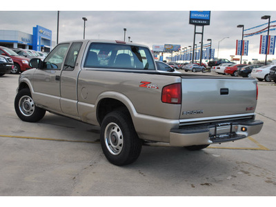 gmc sonoma 2002 gray sl gasoline 6 cylinders 4 wheel drive automatic 78130