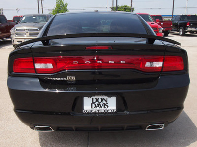 dodge charger 2013 black sedan se gasoline 6 cylinders rear wheel drive automatic 76011