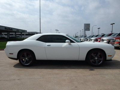 dodge challenger 2013 white coupe rallye redline appearance grou flex fuel 6 cylinders rear wheel drive automatic 76011