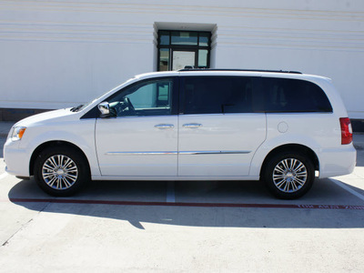 chrysler town country 2013 white van touring l flex fuel 6 cylinders front wheel drive automatic 76051