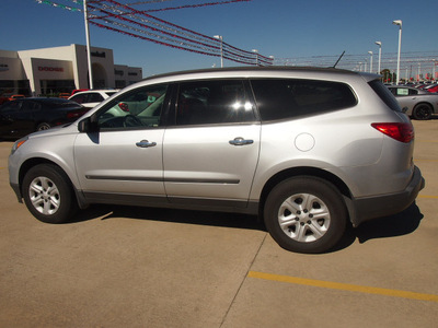 chevrolet traverse 2009 silver suv ls gasoline 6 cylinders front wheel drive automatic 77375