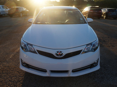 toyota camry 2014 white sedan se gasoline 4 cylinders front wheel drive automatic 76053