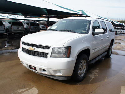 chevrolet suburban 2014 white suv ls 1500 8 cylinders automatic 76051