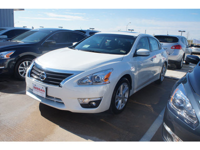 nissan altima 2014 white sedan 2 5 sv gasoline 4 cylinders front wheel drive automatic 76116