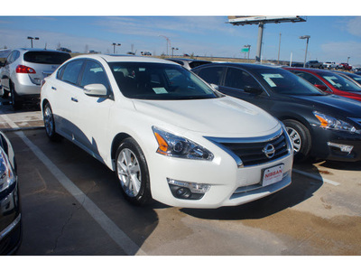 nissan altima 2014 white sedan 2 5 sv gasoline 4 cylinders front wheel drive automatic 76116