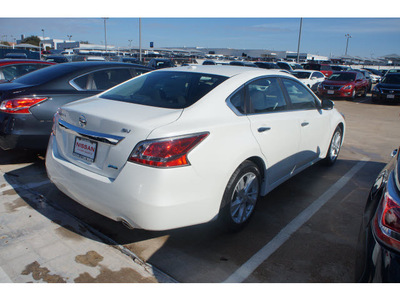 nissan altima 2014 white sedan 2 5 sv gasoline 4 cylinders front wheel drive automatic 76116